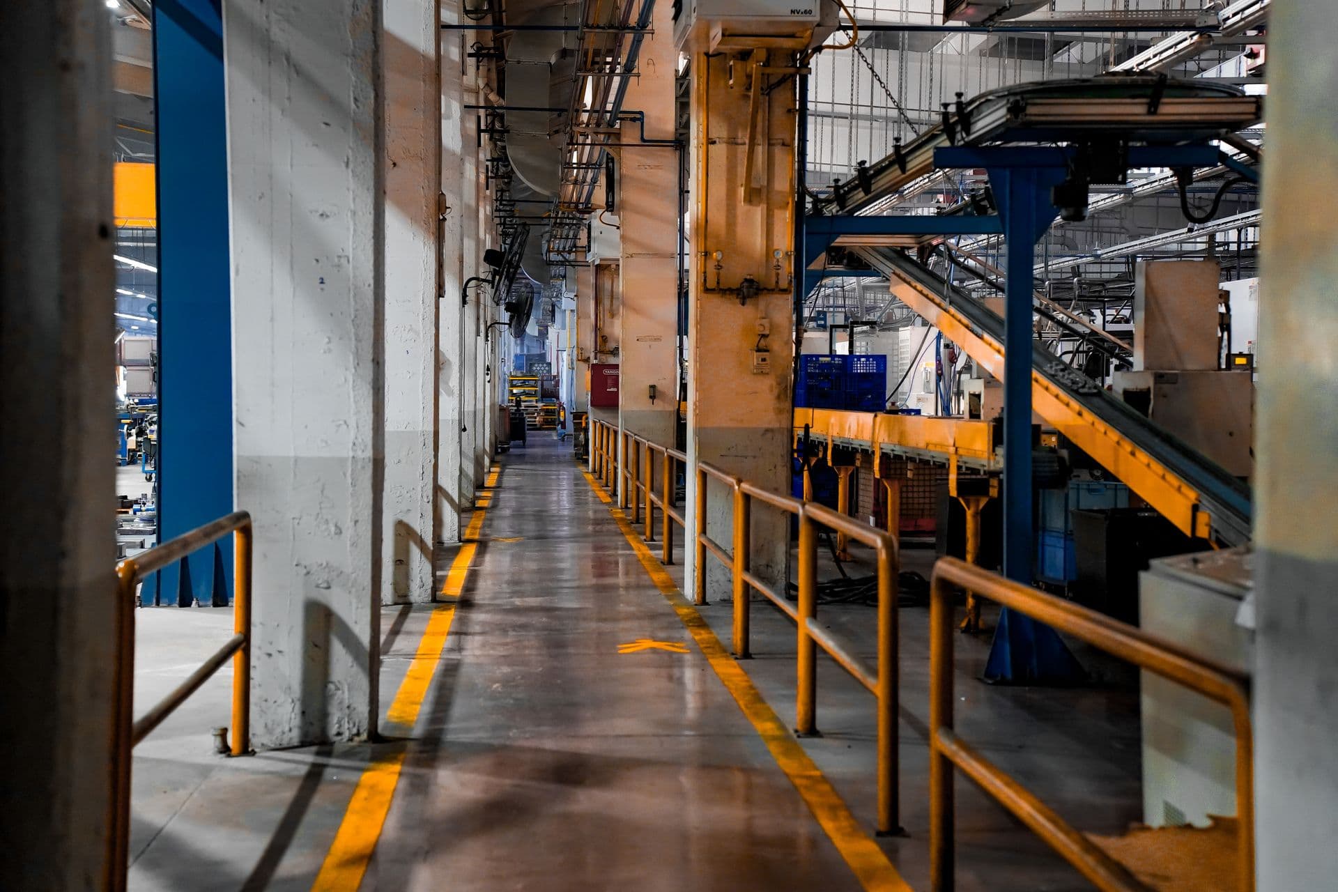 Interior de una fábrica moderna con maquinaria industrial en funcionamiento
