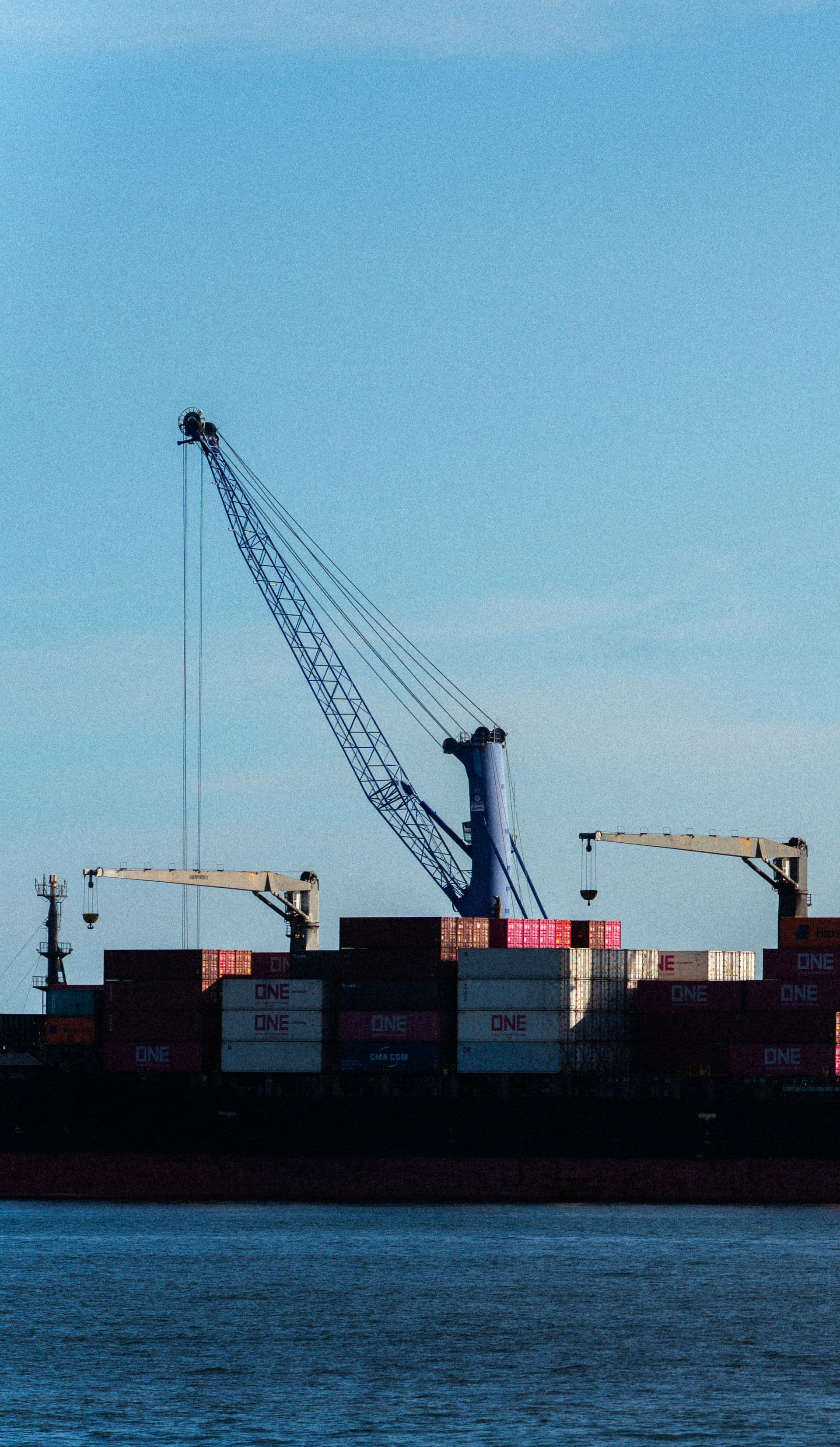 Terminal portuaria con grúas y contenedores apilados